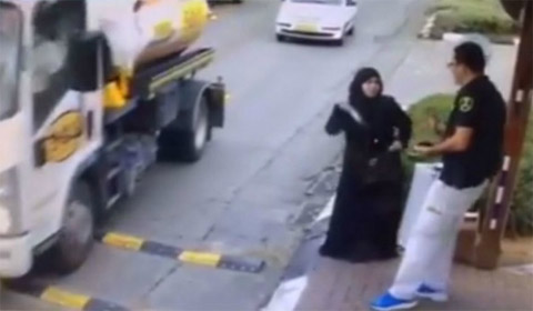 Palestinian woman pulling a knife out of her purse to stab a security guard at the entrance to Beitar Illit