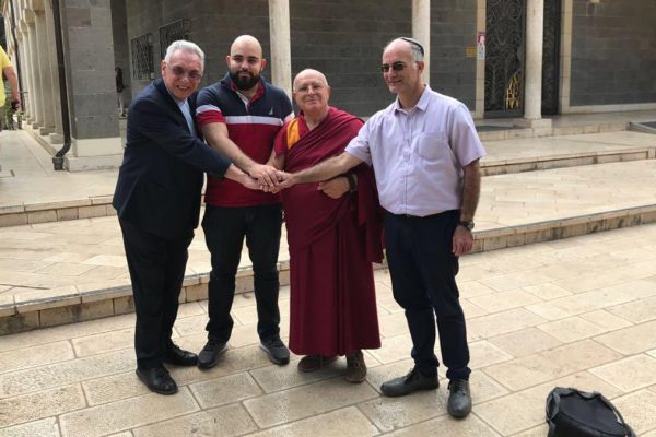 Da sinistra a destra: Don Zampa; Abed Elasalm Manasra; Lama Paljin Tulku Rinpoce e Rav Yehuda Stolov sigillano il loro impegno al dialogo e alla fratellanza tra religioni.