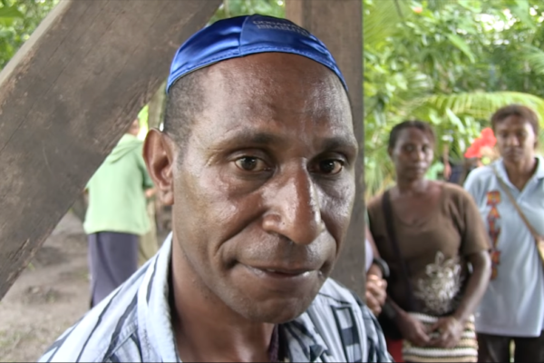 Un membro della tribù dei Gogodala in Papua Nuova Guinea