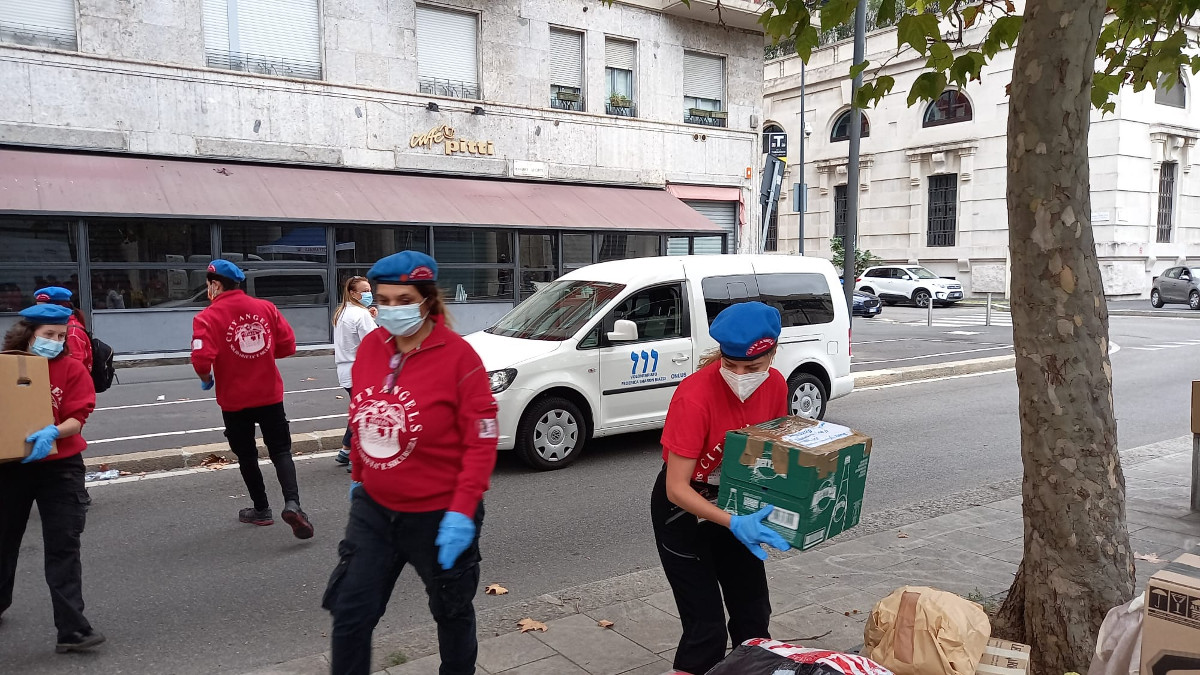 City Angels e volontari die movimentyi giovanili ebraici alla raccolta di beni per i profughi afghani e i senzatetto