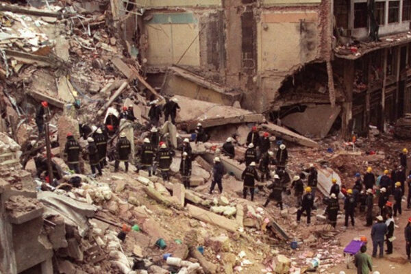 macerie del centro ebraico AMIA a Buenos Aires dopo l'attentato del 18 luglio 1994