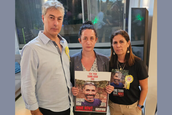 Sharon Nizza (al centro) con Yuval Bitton e sua sorella Yael, madre di Tamir Hadar ucciso e rapito il 7.10, il cui corpo è ancora ostaggio a Gaza.