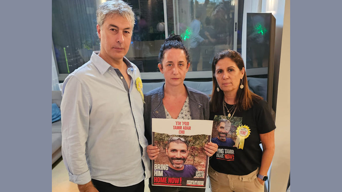 Sharon Nizza (al centro) con Yuval Bitton e sua sorella Yael, madre di Tamir Hadar ucciso e rapito il 7.10, il cui corpo è ancora ostaggio a Gaza.