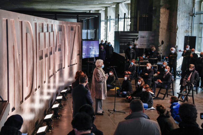 Liliana Segre al memoriale con degli studenti