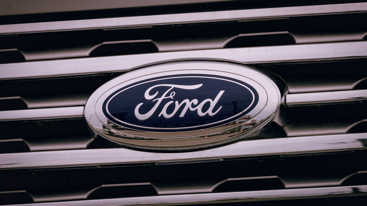 Logo Ford su un'auto (foto Tony Webster, Wikimedia Commons)